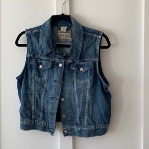 Denim Levi’s vest. Cropped. Large